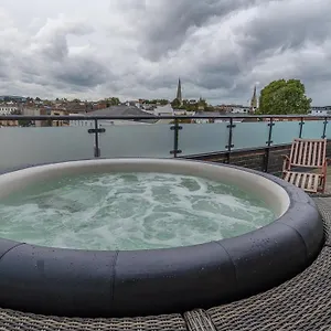 Penthouse With Hot Tub & Views 23 Apartment Cheltenham