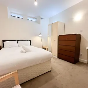 Convenient 2br Basement Flat In Leith Edinburgh