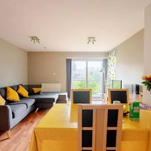 Modern Spacious Retreat With Free Parking And Private Balcony Edinburgh